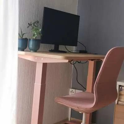 Fotografija podesivog stola sa monitorom