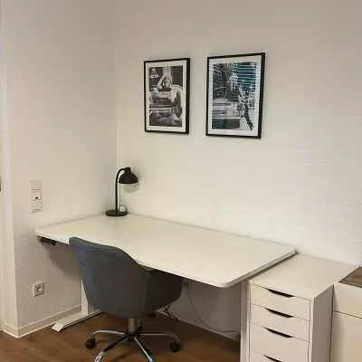Fotografija stola sa dva monitora