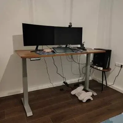 Fotografija kontrolera na podesivom stolu