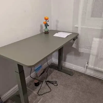 Fotografija široke radne površine sa opremom