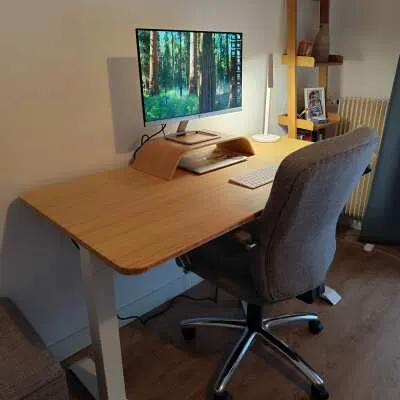 Fotografija stola sa drvenim dekorom i crnim nogama