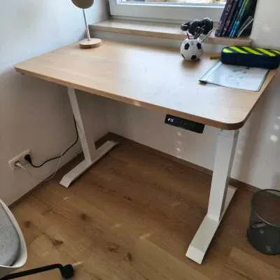 Fotografija velike radne postavke sa dva ekrana