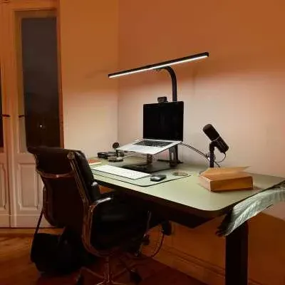 Fotografija stola i radne stolice